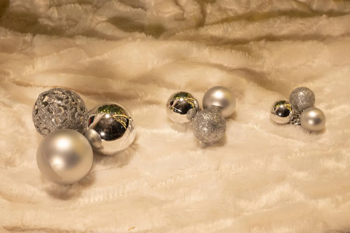 zilveren kerstballen rond.