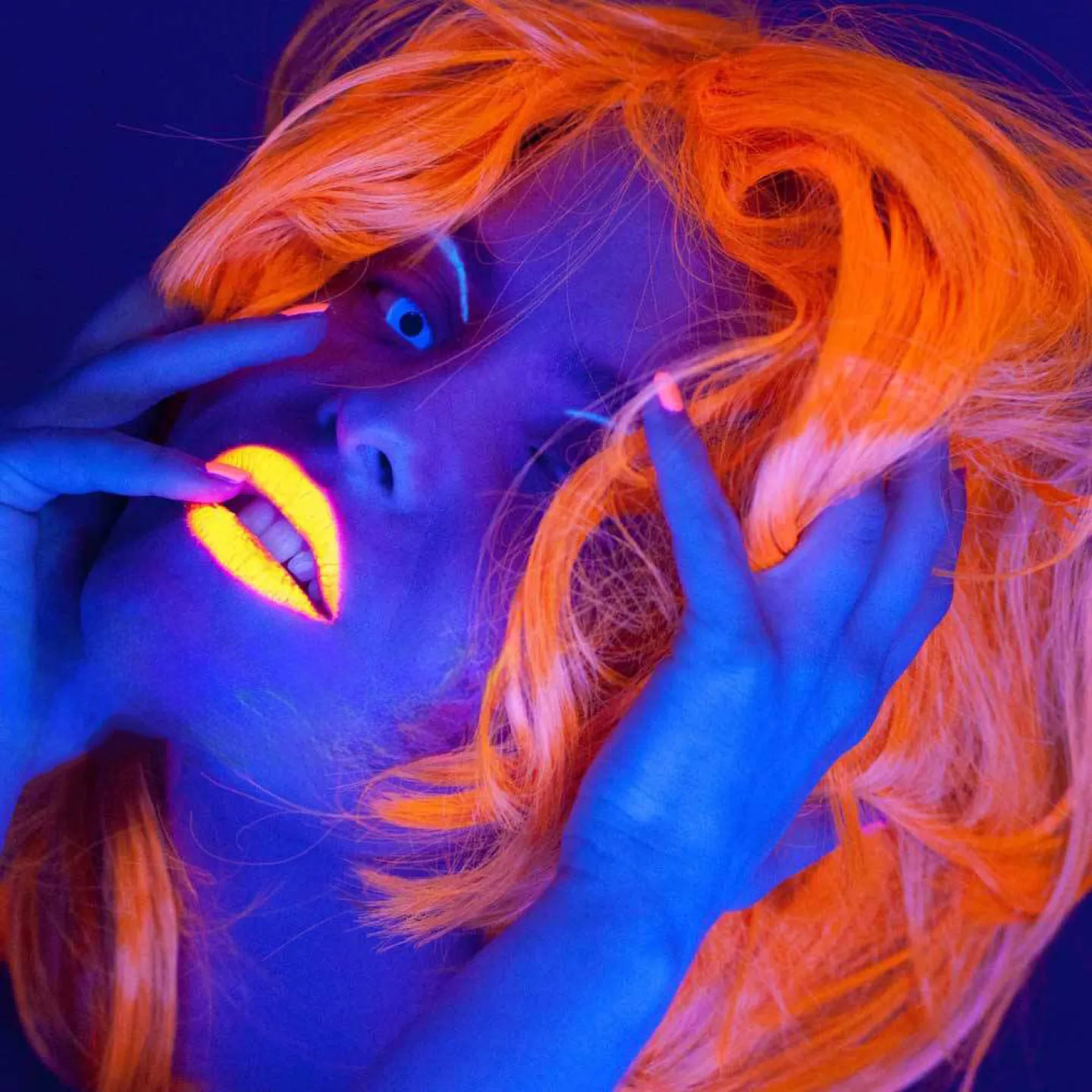 Lichtgevende UV lippenstift blauw.