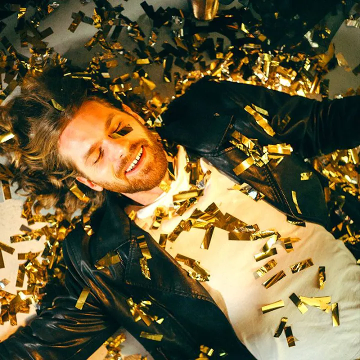 gouden confetti.