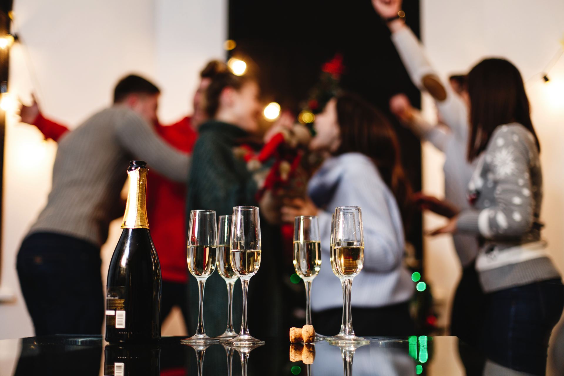 Kerstborrel met champagne op voorgrond