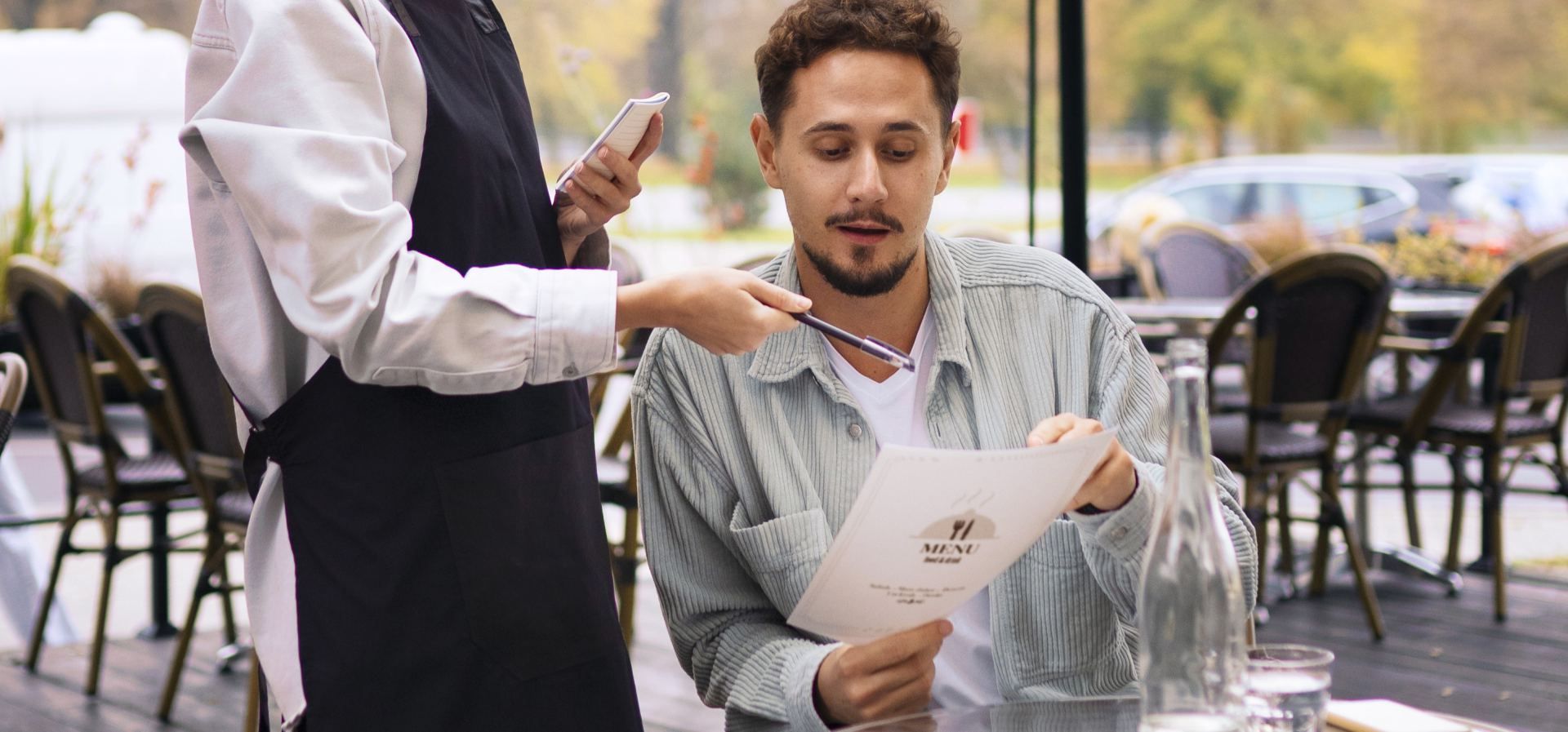 Man besteld op een terras