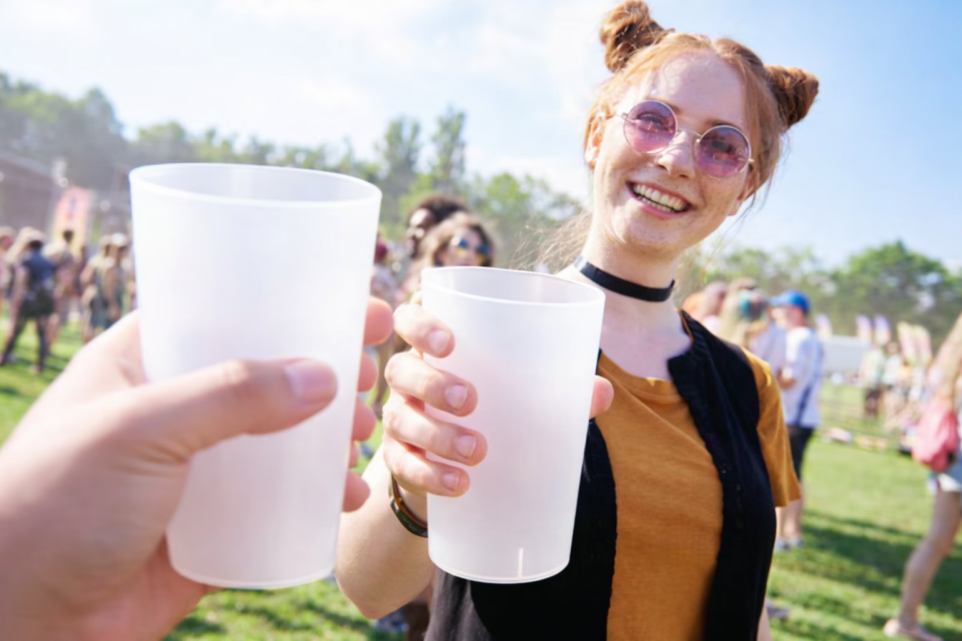 Festivalgangers met hardcups
