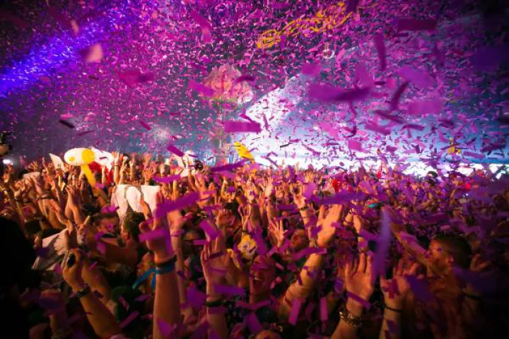 Tomorrowland festival confetti kanon.