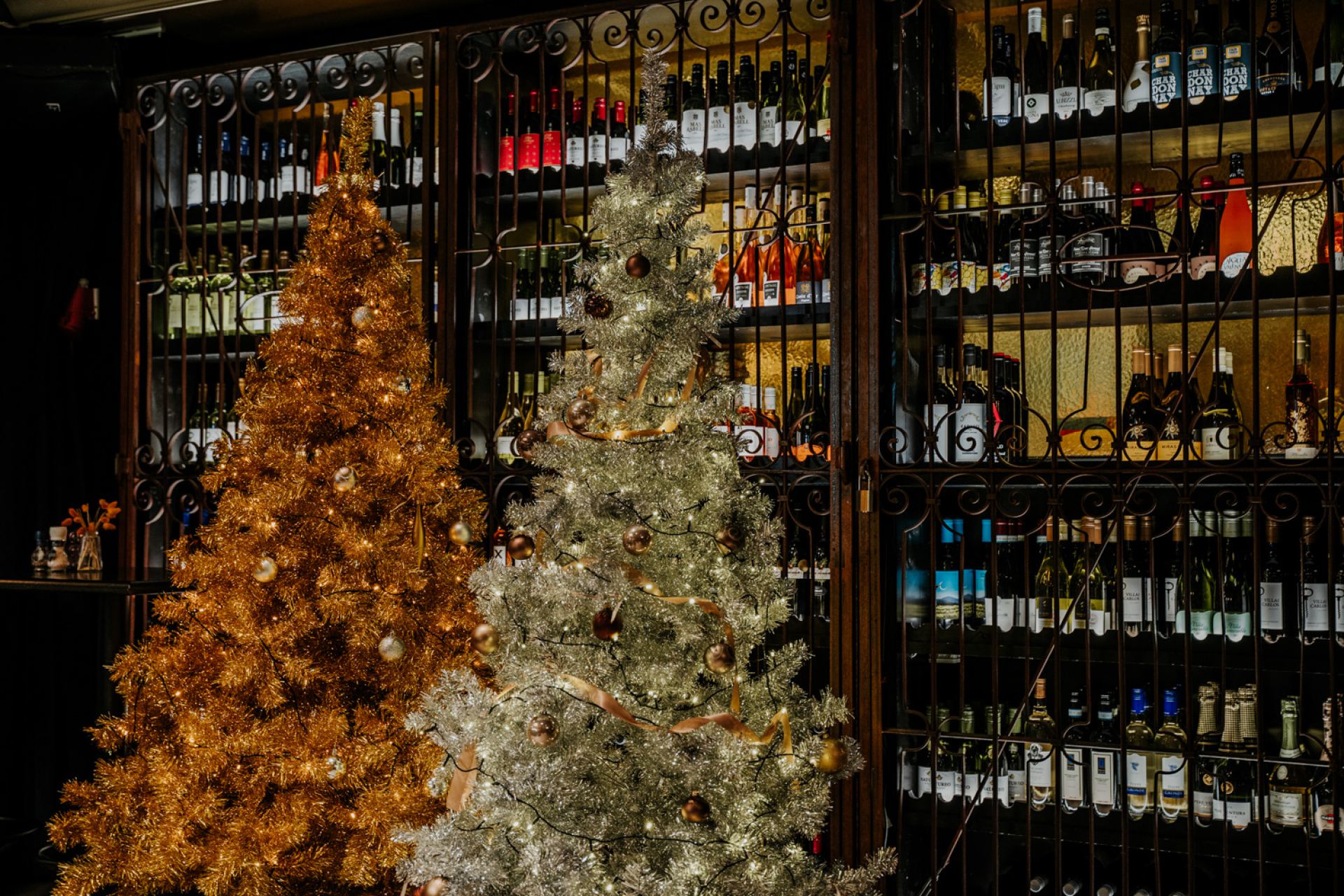 Kunstkerstbomen goudkleurig in horecazaak