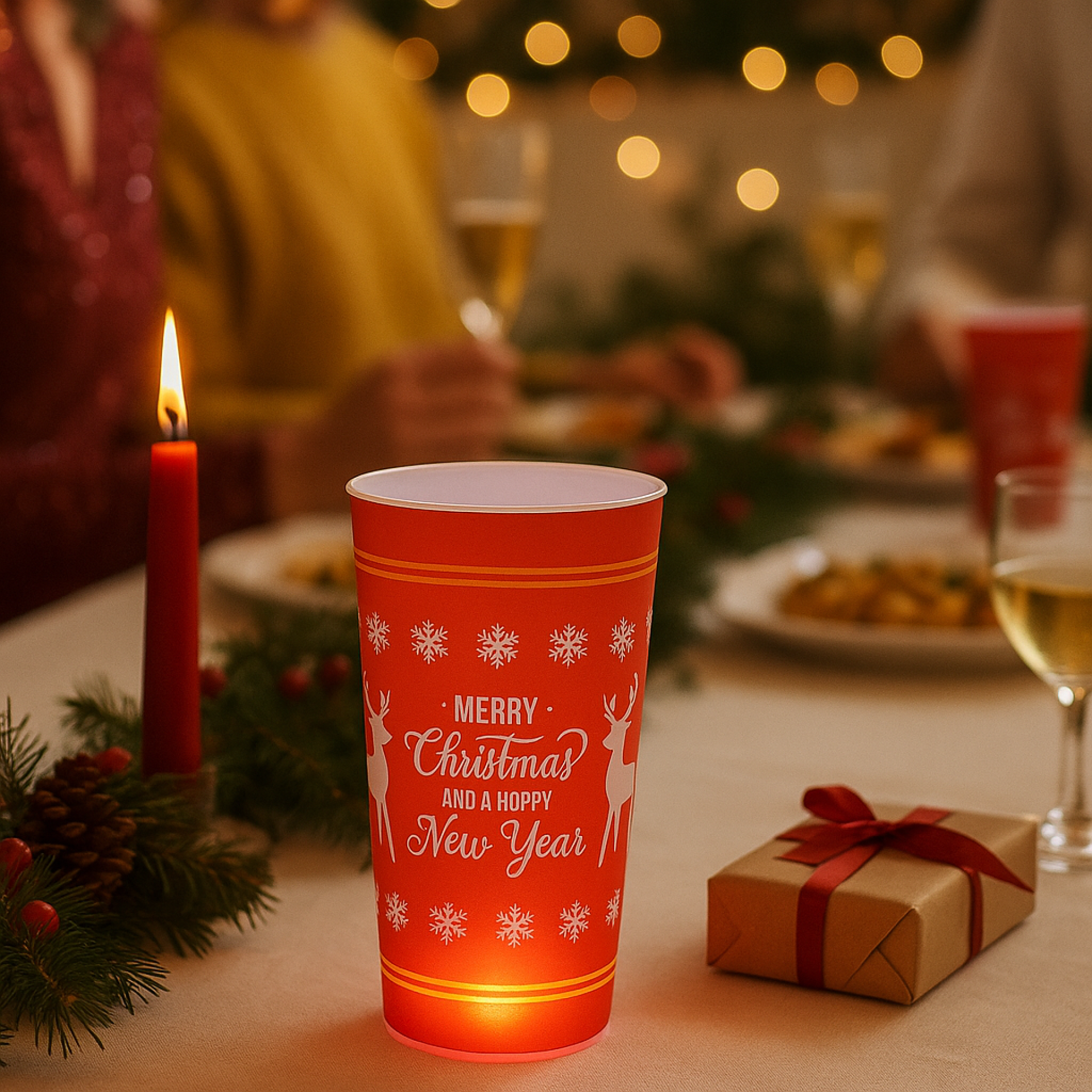 Led cup met kerstsferen tijdens kerstborrel