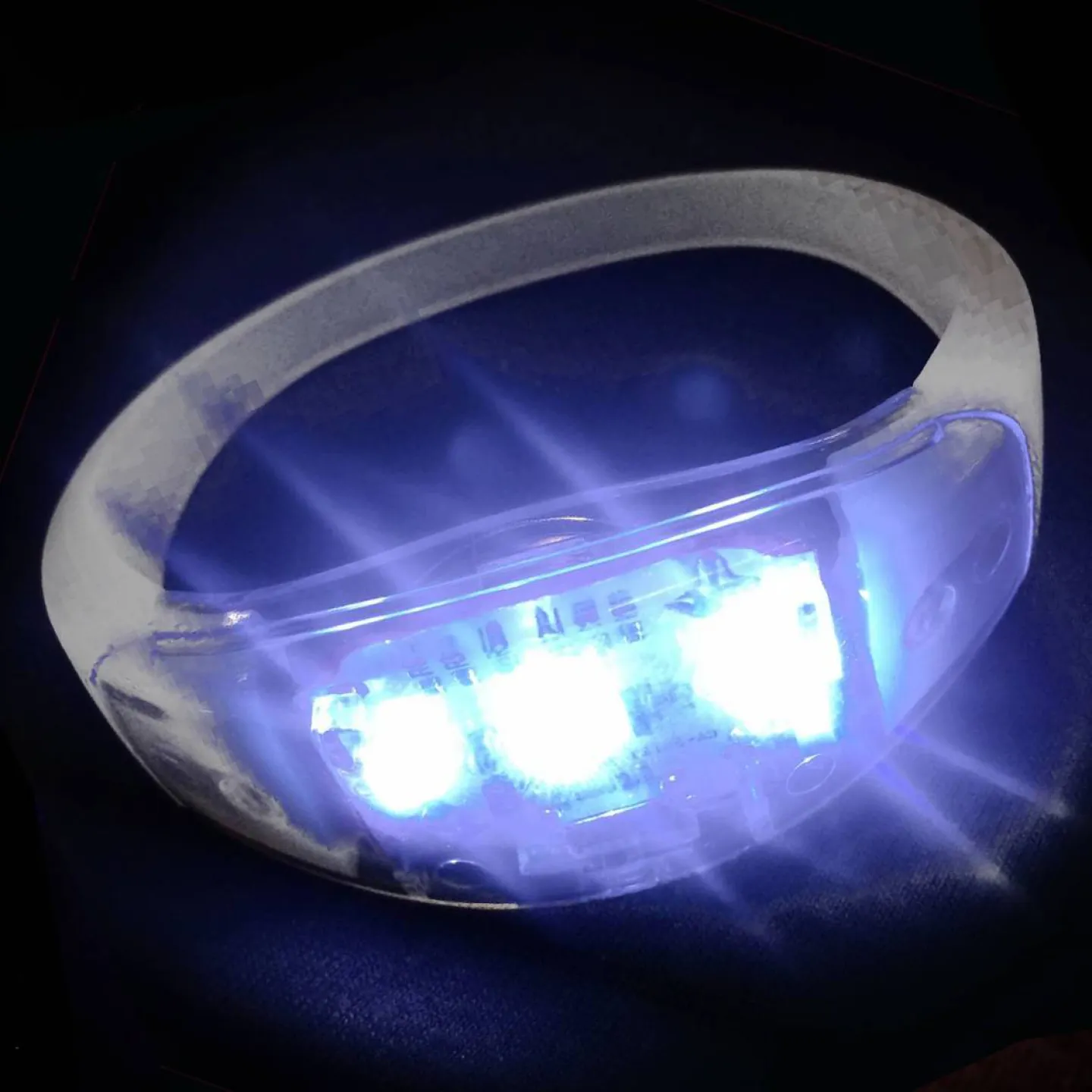 led armbandje wit op muziek.