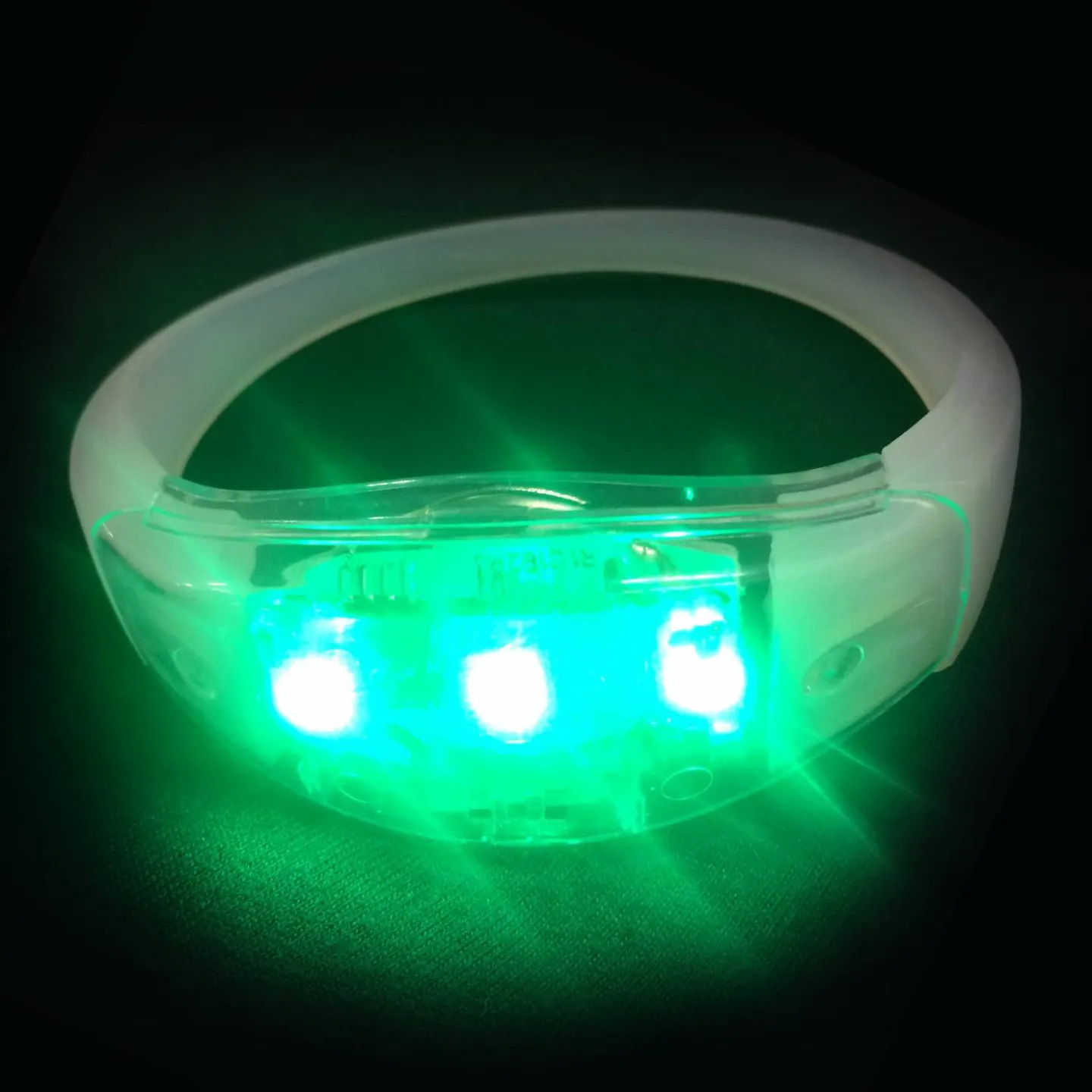 led armband op muziek feestartikelen.