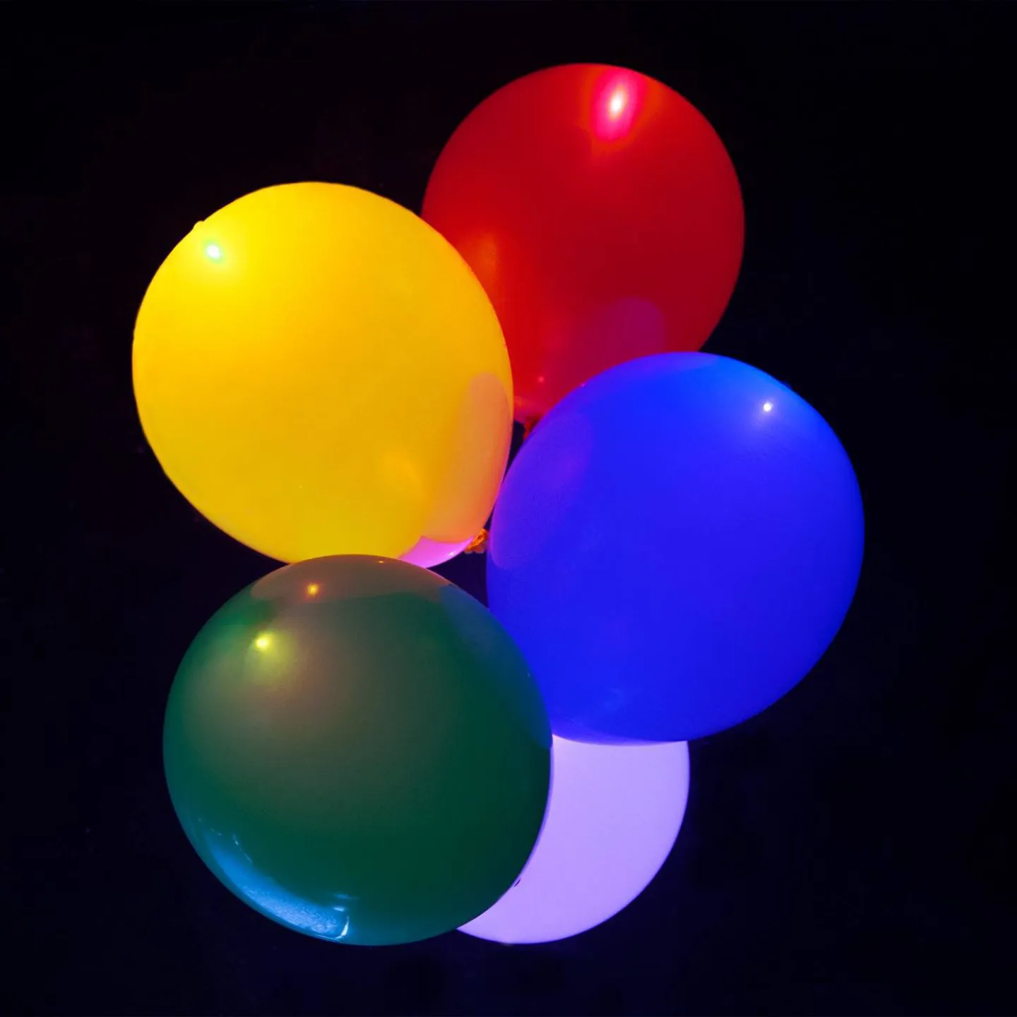 Ballonnen met lichtjes regenboog versier.