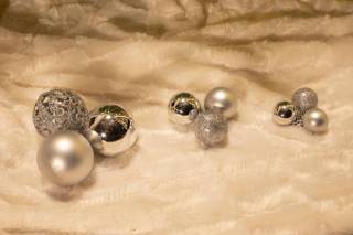 zilveren kerstballen rond