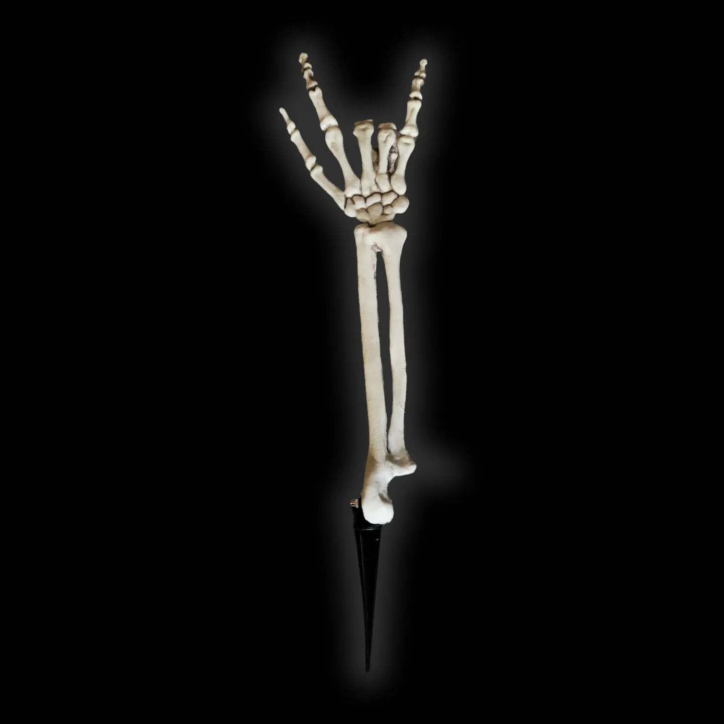 Halloween skelet arm op spies.