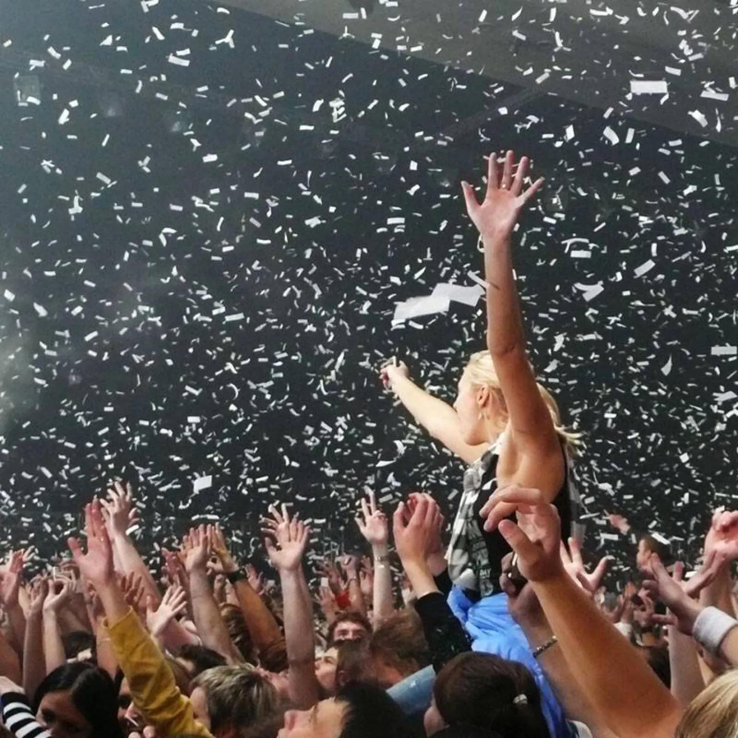 Handheld confetti cannon confetti popper.