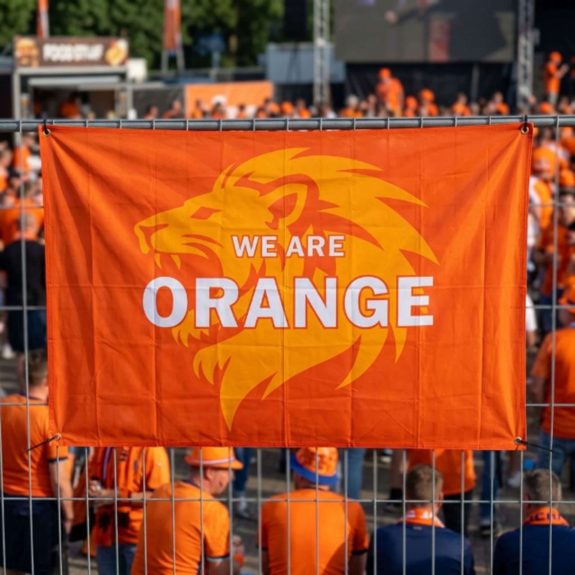 Oranje vlag leeuw opgehangen aan hek