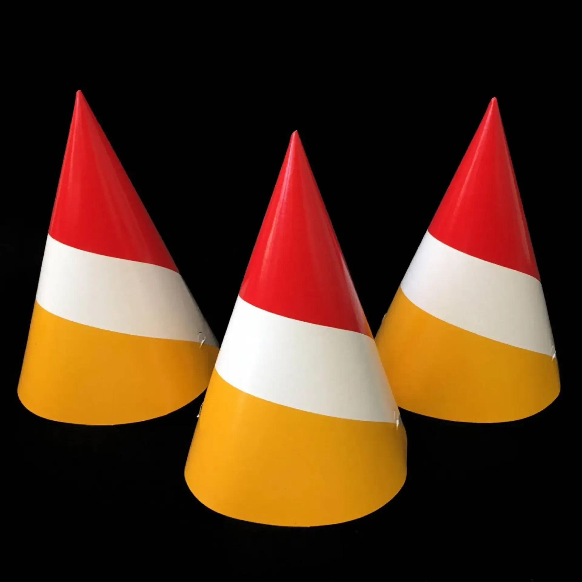 Feesthoedjes van papier oeteldonk.