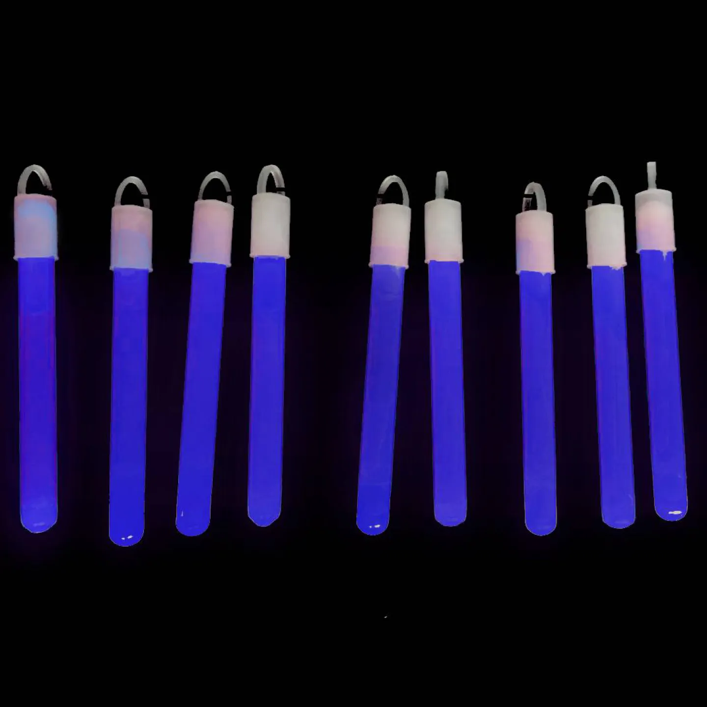 blauwe glowsticks.