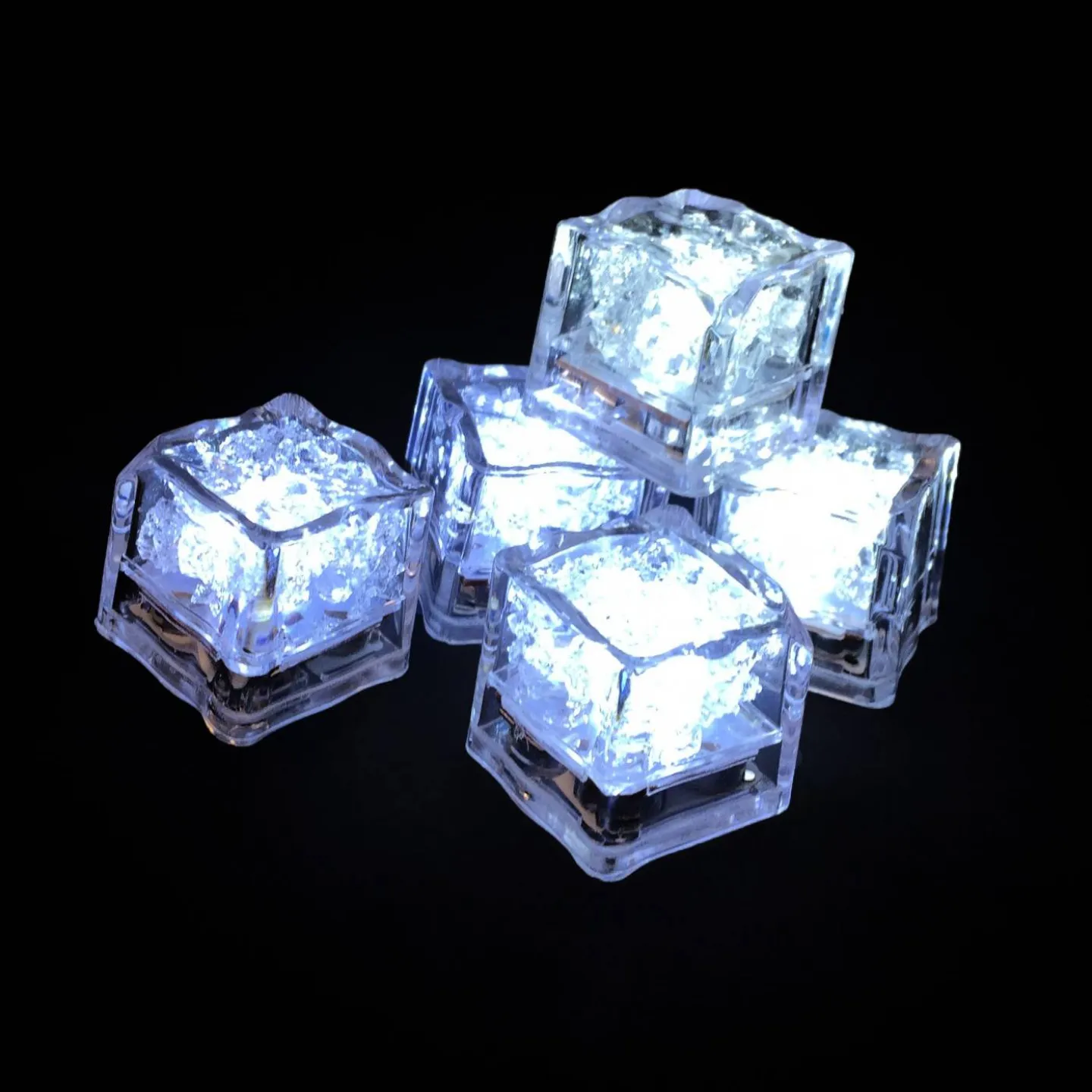Witte lichtgevende glow ijsblokjes.