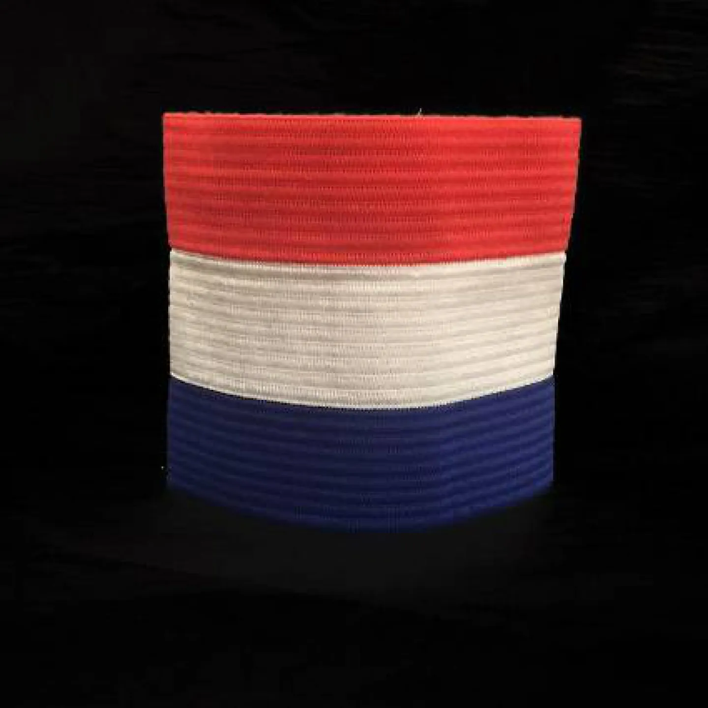 Aanvoerdersband Oranje Rood wit blauw.