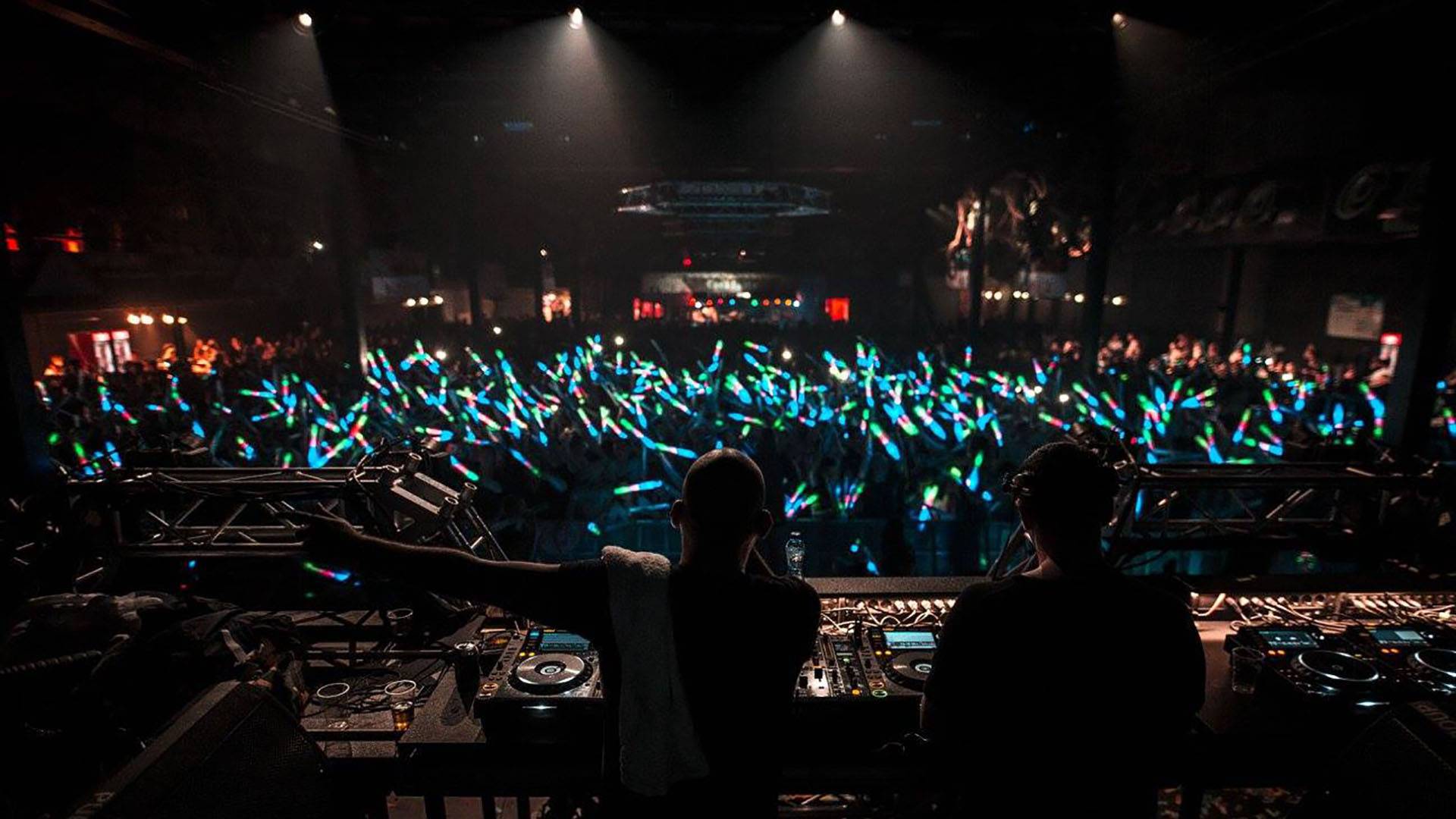 Maak je feest compleet met onze LED foam sticks!